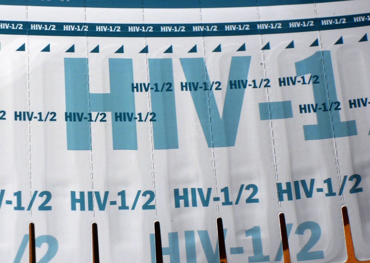 Bandelettes de test VIH-1/2 alignées, vues de près
