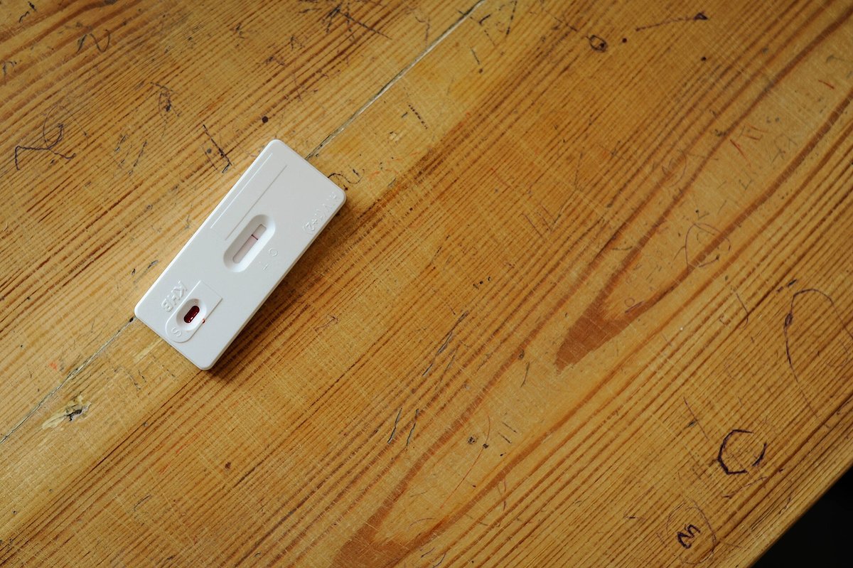 Cassette de test rapide du VIH posée sur une table en bois