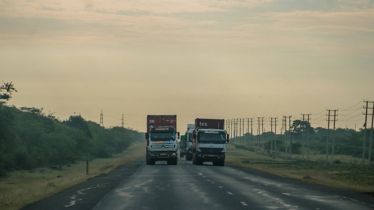 Deux camions de marchandises sur une route nationale au Kenya