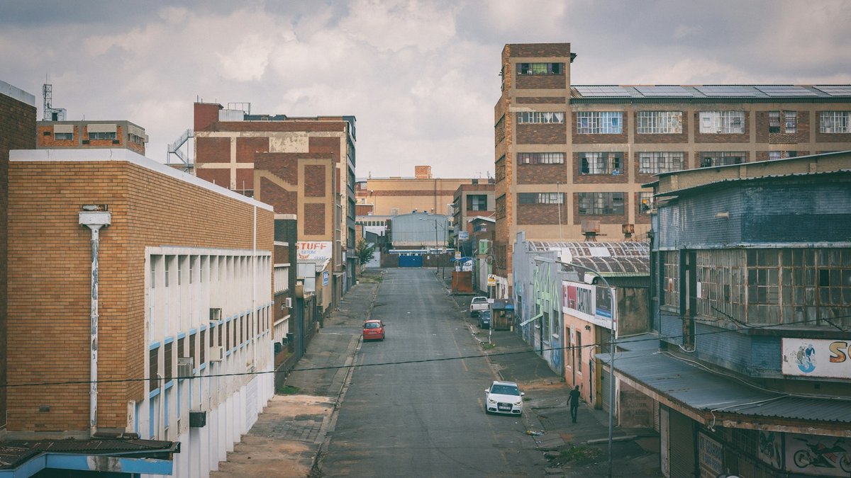 Rue de Johannesburg bordée de hauts immeubles en briques