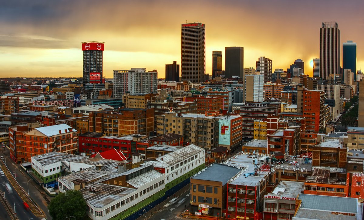 Johannesburg vue d'en haut dans une lumière dorée de fin de journée