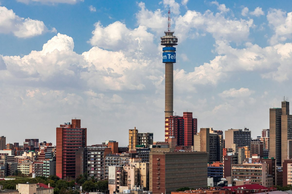 Tour de Hillbrow et immeubles du centre de Johannesburg sous un ciel nuageux