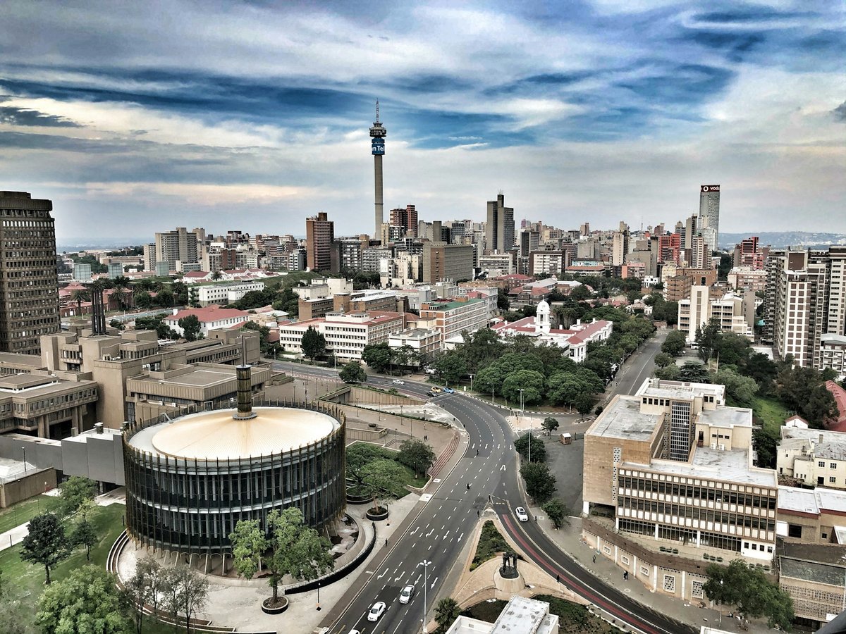 Vue aérienne de Johannesburg, avec la tour de Hillbrow à l'horizon