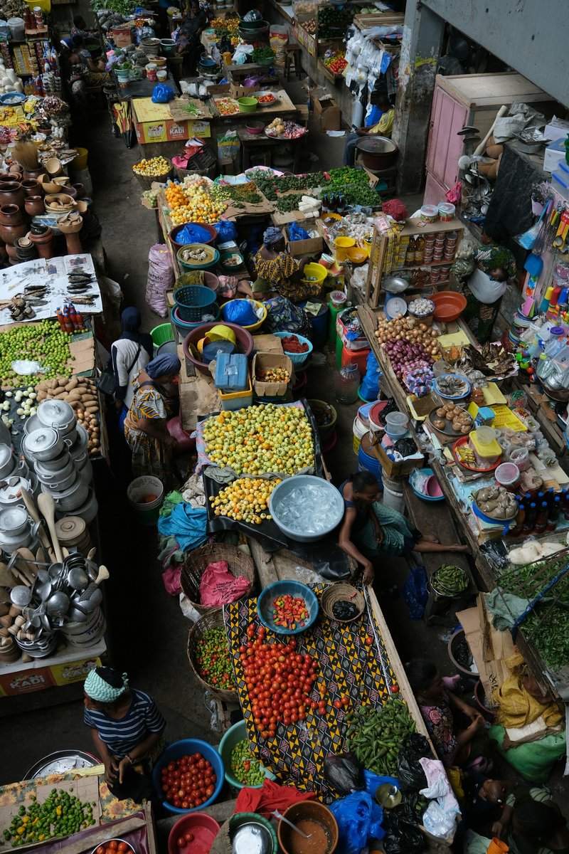 Marché d'Abidjan vu d'en haut, étals de légumes, de piments et d'épices