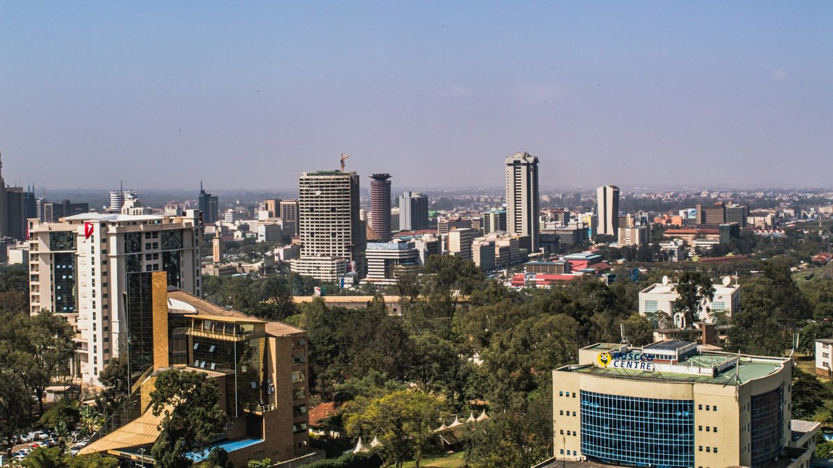 Paysage urbain de Nairobi par une journée ensoleillée, immeubles et arbres
