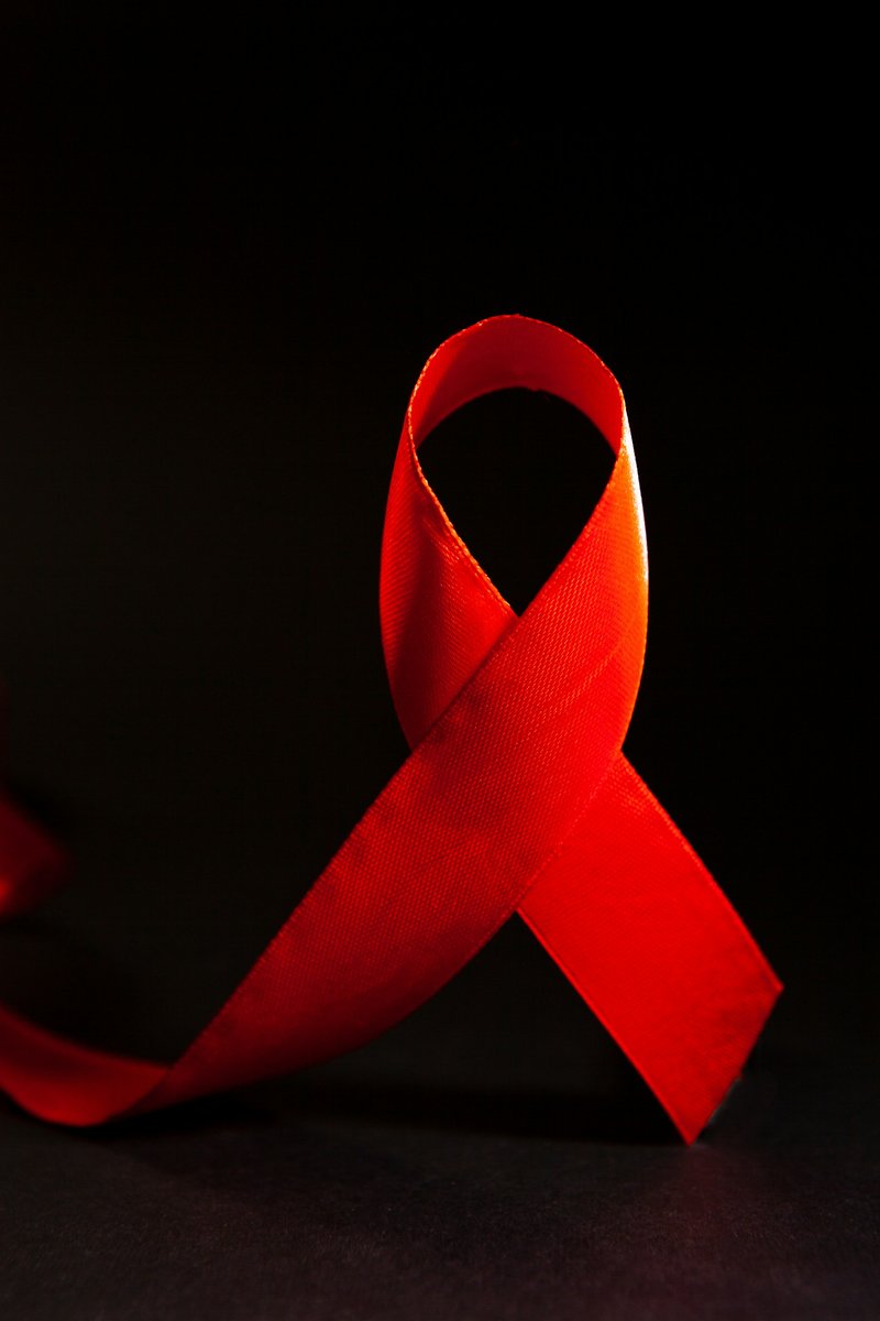 Ruban rouge noué sur fond noir